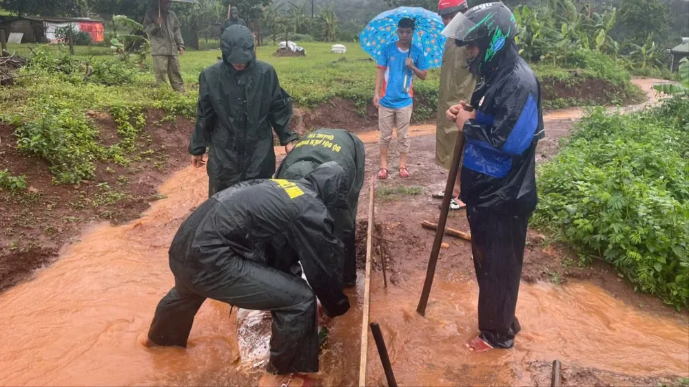 Cán bộ, chiến sĩ Đồn Biên phòng Hướng Phùng tích cực, chủ động phối hợp các lực lượng trên địa bàn ứng trực, phân luồng, cắm biển cảnh báo ngập lụt tại các điểm cầu đập tràn trong đợt mưa lớn kéo dài