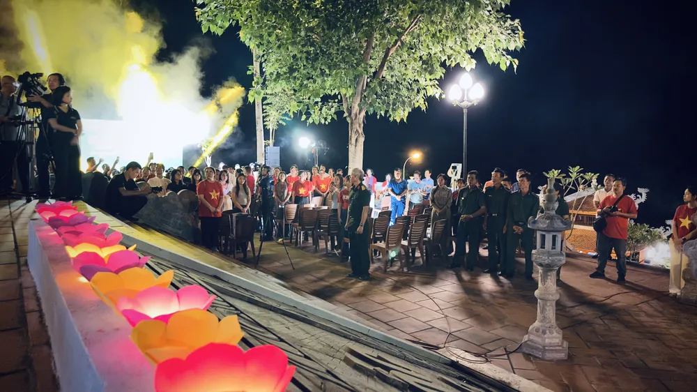 Một phút mặc niệm tưởng nhớ những anh hùng liệt sĩ đã hi sinh vì độc lập tự do của Tổ quốc..JPG