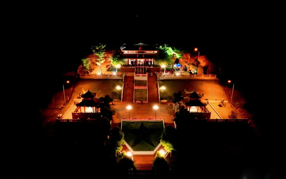 Ngôi đền trên đỉnh Trường Sơn trong đêm 26_7_2025.jpg