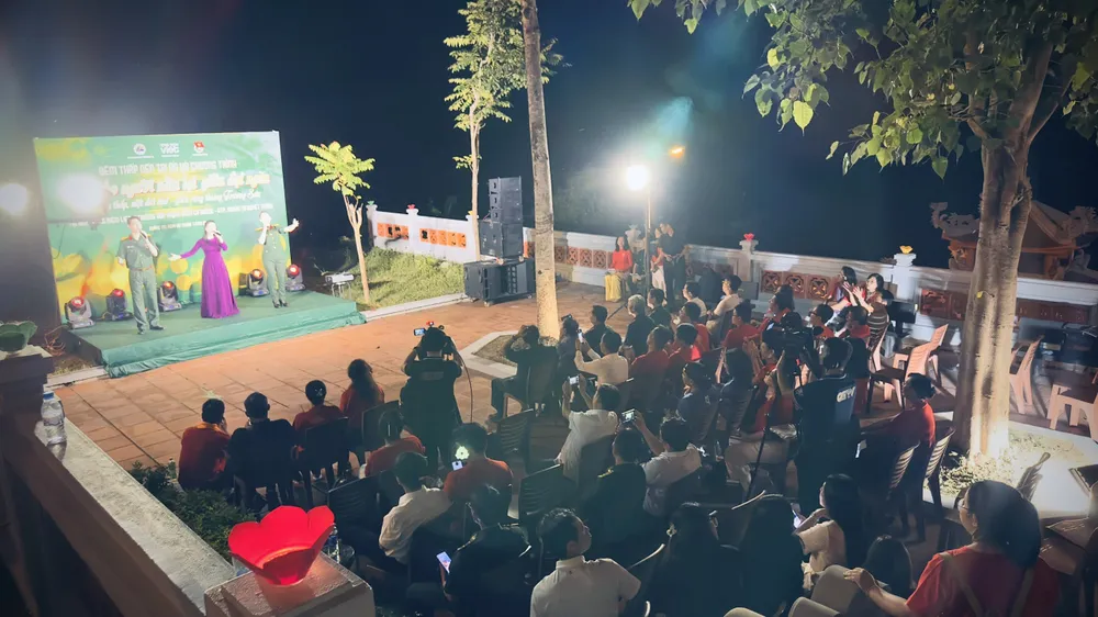 ‘Sân khấu’ nhỏ nhắn, mộc mạc, hòa vào cái tĩnh mịch của rừng sâu .JPG