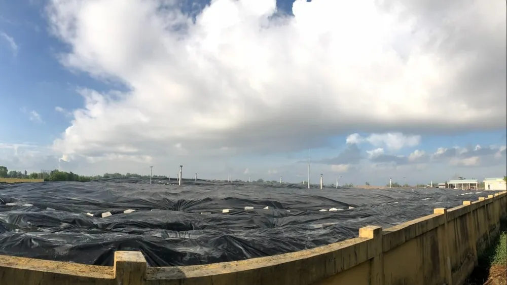 Bãi rác đã được phủ bạt để hạn chế ô nhiễm mùi hôi. Ảnh: TÍN HUY