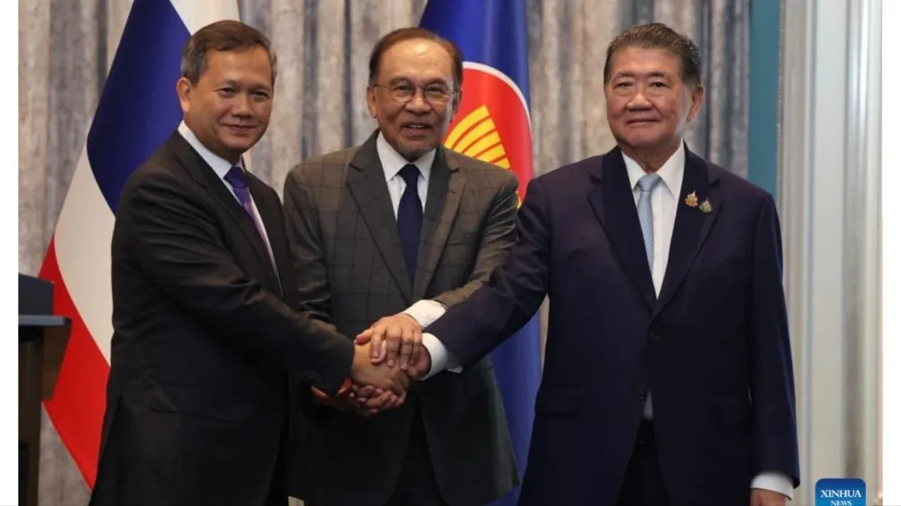 Thủ tướng Campuchia Hun Manet, Thủ tướng Malaysia Anwar Ibrahim và Thủ tướng lâm thời Thái Lan Phumtham Wechayachai tại cuộc họp chiều 28-7. Ảnh: XINHUA 