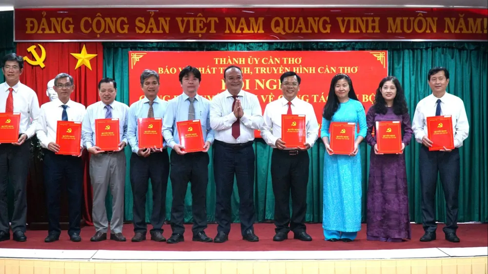 Đồng chí Nguyễn Ngọc Tâm, Ủy viên Ban Thường vụ, Trưởng Ban Tuyên giáo và Dân vận Thành ủy TP Cần Thơ trao quyết định cho các đồng chí trong Ban Biên tập