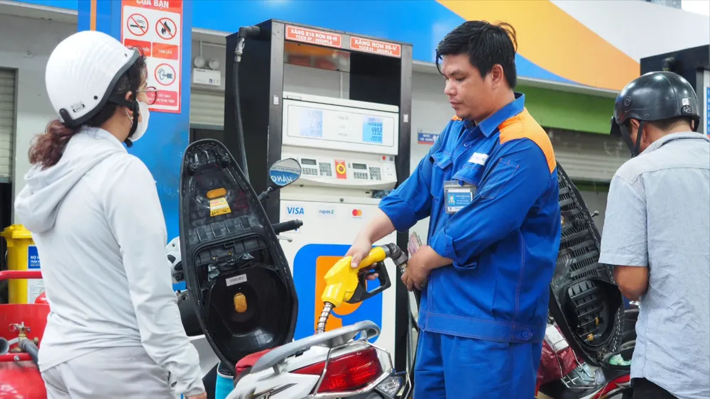 Khách đổ xăng E10 tại một cửa hàng Petrolimex thuộc phường Chợ Quán chiều tối 30-7. Ảnh: HOÀNG HÙNG