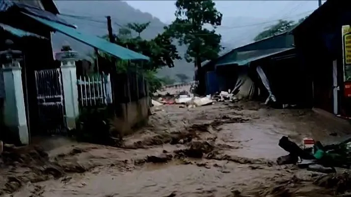 Nước lũ cuồn cuộn đổ về các xã ở tỉnh Điện Biên sáng 1-8