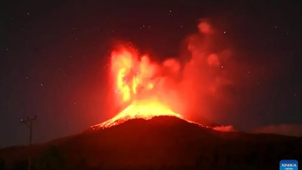 Núi lửa Lewotobi Laki Laki phun trào ngày 2-8. Ảnh: XINHUA 