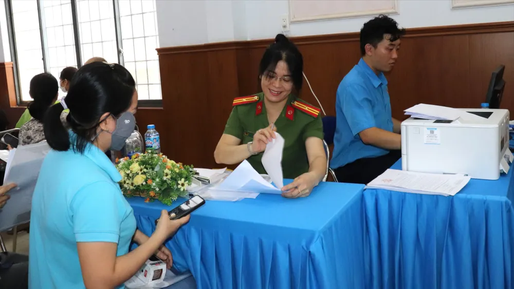 Cán bộ Phòng Cảnh sát Quản lý hành chính về trật tự xã hội, Công an TPHCM tiếp nhận hồ sơ đổi mộc dấu của công đoàn cơ sở
