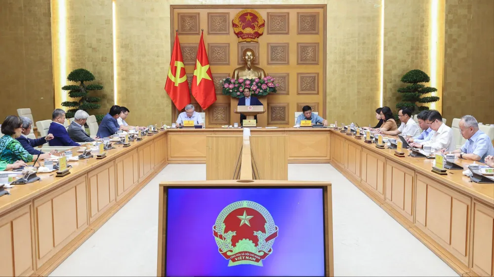Thủ tướng Phạm Minh Chính chủ trì cuộc làm việc với Ban Nghiên cứu phát triển kinh tế tư nhân. Ảnh: VIẾT CHUNG