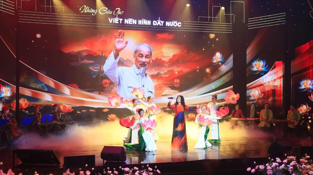 Giai điệu sâu lắng trong tổ khúc “Hình của Đảng lồng trong hình của nước". Ảnh: HÀ NGUYỄN