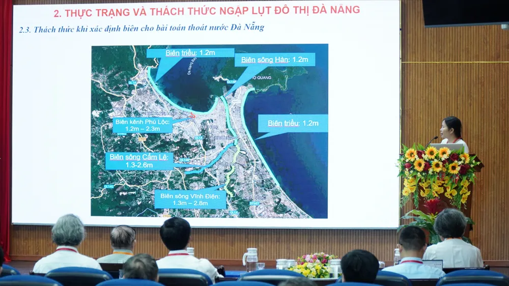 Đại diện nhóm tác giả chia sẻ chuyên đề Ngập lụt đô thị tại TP Đà Nẵng. Ảnh: XUÂN QUỲNH