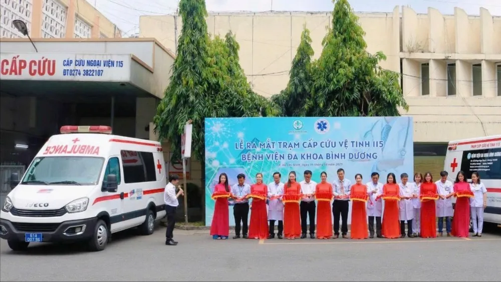 Các đại biểu cắt băng khánh thành ra mắt Trạm cấp cứu vệ tinh 115 tại Bệnh viện Đa khoa Bình Dương (TPHCM)
