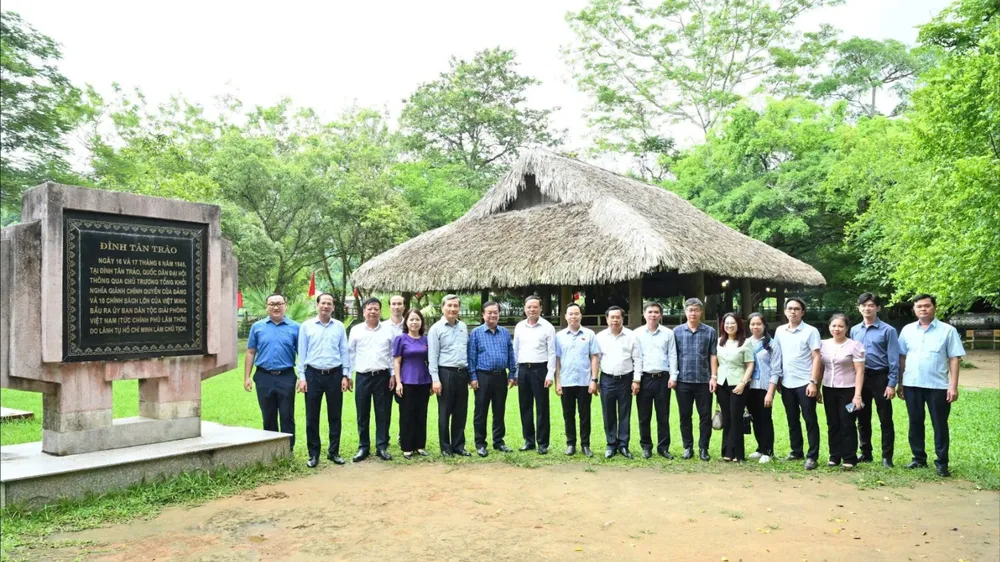 Phó Chủ tịch Quốc hội Lê Minh Hoan và đoàn công tác thăm đình Tân Trào 