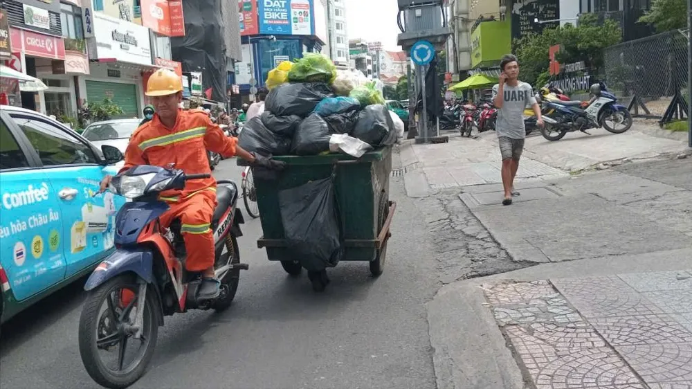 Đơn vị thu gom rác tại đường Nguyễn Trãi, phường Cầu Ông Lãnh, TPHCM. Ảnh: MINH HẢI