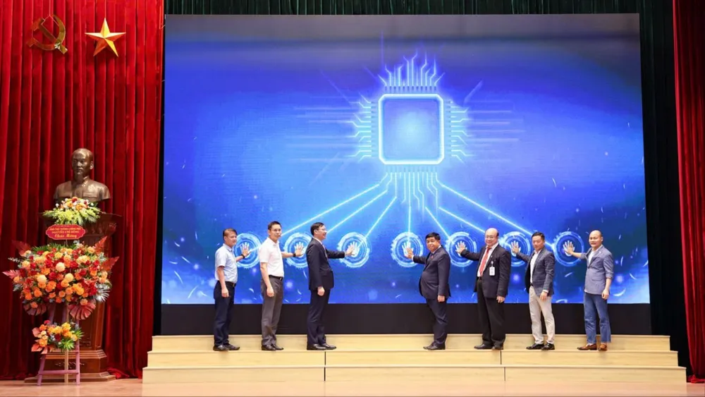 Các đại biểu công bố chương trình “Học viện AI Việt Nam”