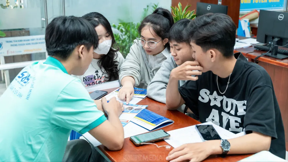 Thí sinh tìm hiểu thông tin tuyển sinh tại Trường ĐH Công thương TPHCM