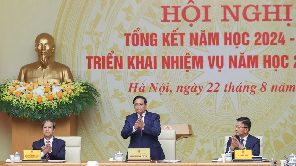 Thủ tướng Phạm Minh Chính, Phó Thủ tướng Lê Thành Long, Bộ trưởng Bộ GD-ĐT Nguyễn Kim Sơn chủ trì hội nghị