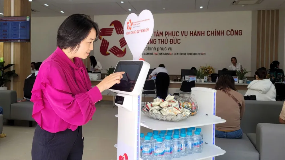 Robot thông minh tại Trung tâm Phục vụ hành chính công phường Thủ Đức