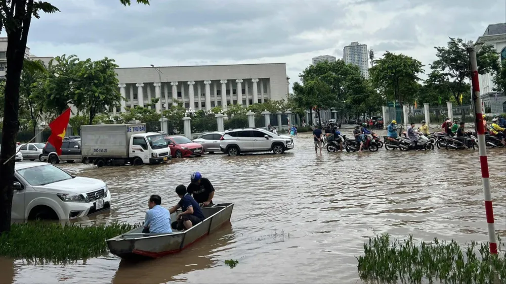Vì sao Hà Nội ngập lụt diện rộng dù bão số 5 không ảnh hưởng trực tiếp?