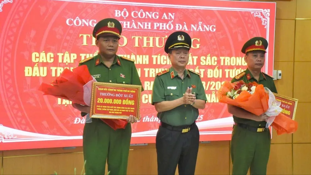 Thiếu tướng Nguyễn Hữu Hợp, Giám đốc Công an TP Đà Nẵng khen thưởng các đơn vị tham gia phá án. Ảnh: Công an Đà Nẵng