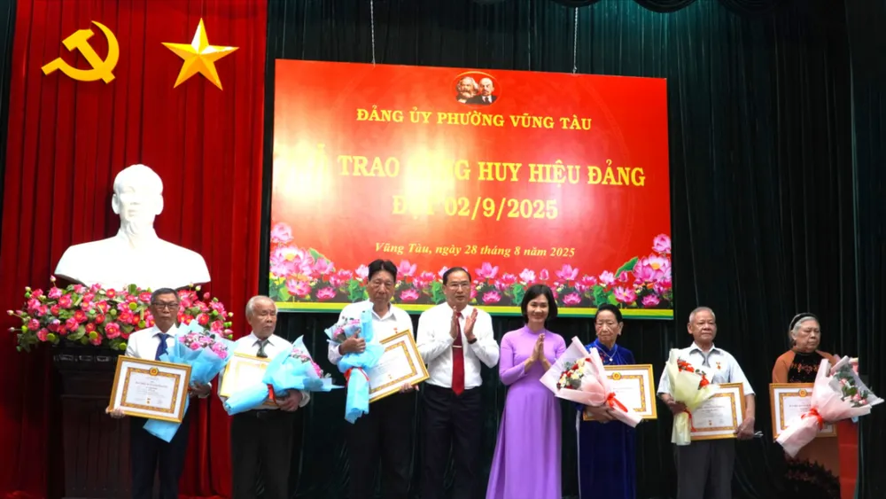 Phường Vũng Tàu tổ chức trao Huy hiệu Đảng đợt 2-9 cho 112 đảng viên
