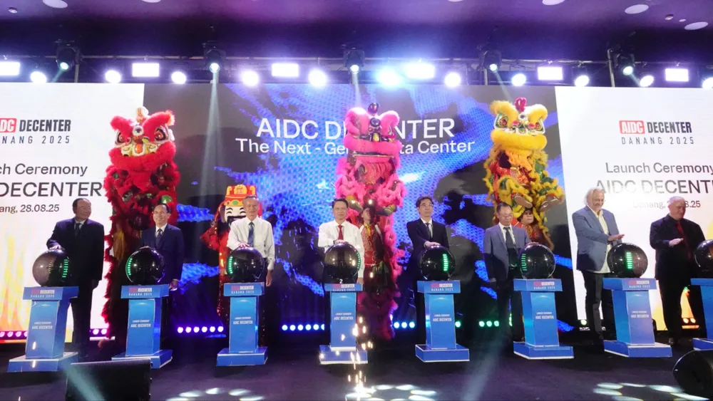 Các đại biểu thực hiện nghi thức khởi động dự án. Ảnh: XUÂN QUỲNH