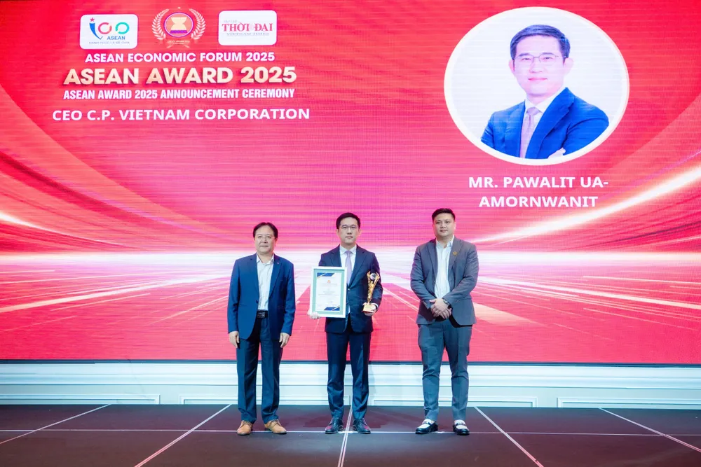 Ông Pawalit Ua-Amornwanit, Tổng Giám đốc CP Việt Nam nhận giải Nhà lãnh đạo xuất sắc ASEAN 2025.jpg