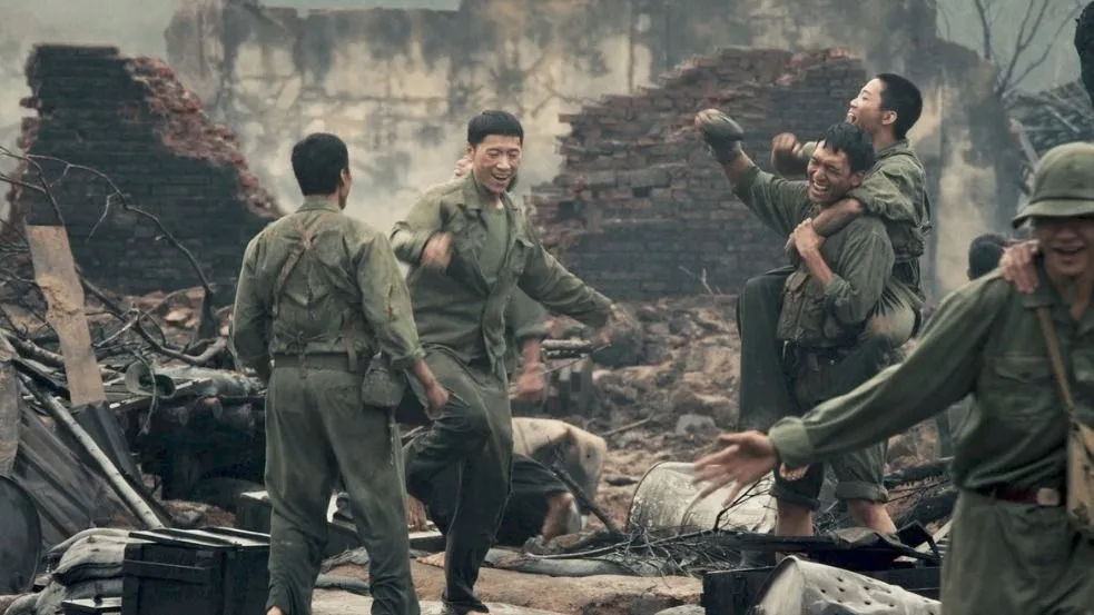 "Mưa đỏ" tạo nên "bão phòng vé" dịp lễ 2-9 này. Ảnh: ĐPCCC