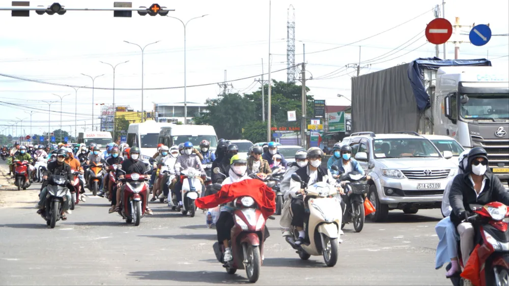 Hàng chục ngàn phương tiện di chuyển trên Quốc lộ 51 đổ dồn về hướng Vũng Tàu sáng 31-8