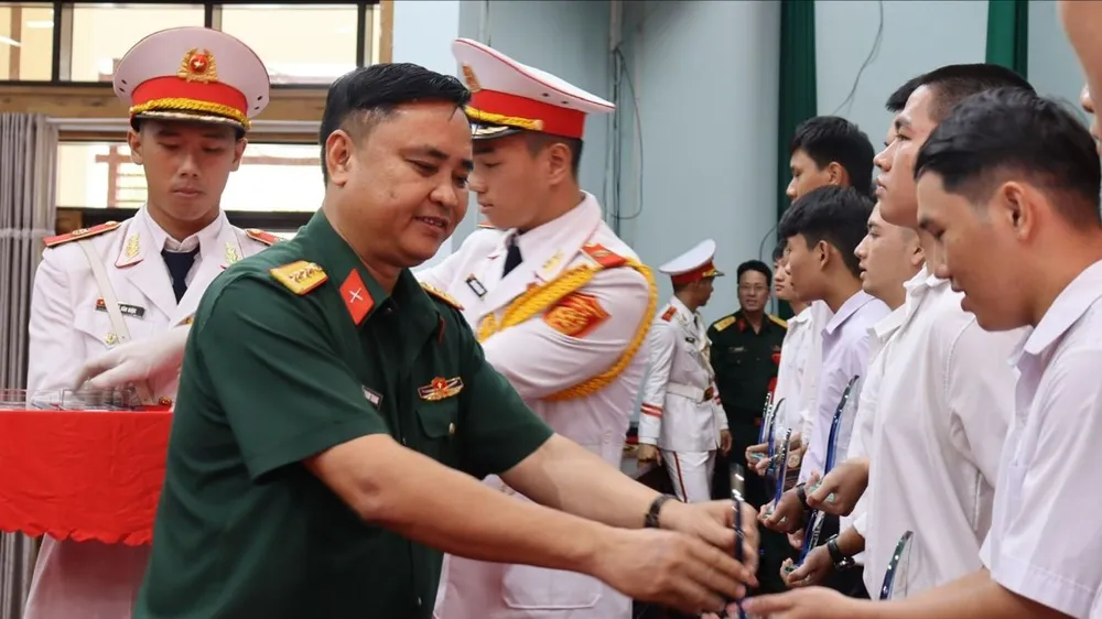 Đồng Nai: Tuyên dương 165 thí sinh trúng tuyển các học viện, nhà trường Quân đội 