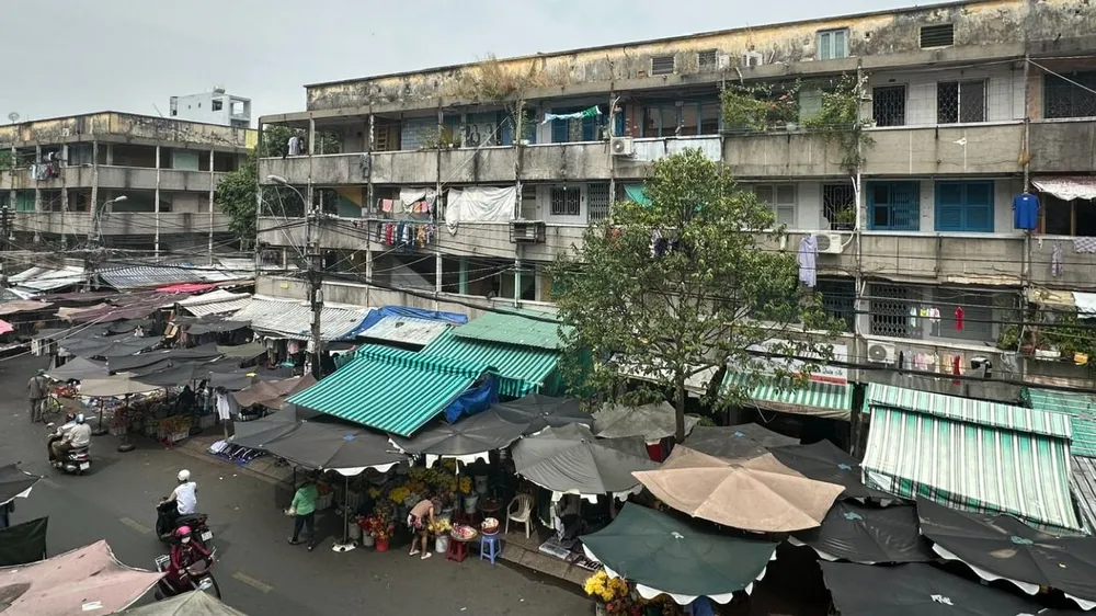 Chung cư Phạm Thế Hiển, TPHCM đang bị xuống cấp trầm trọng cần được cải tạo, xây mới. Ảnh: THANH HIỀN