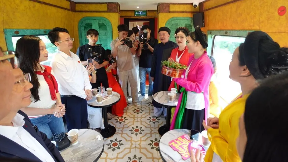 Hát quan họ trên tàu "Hà Nội 5 cửa ô"