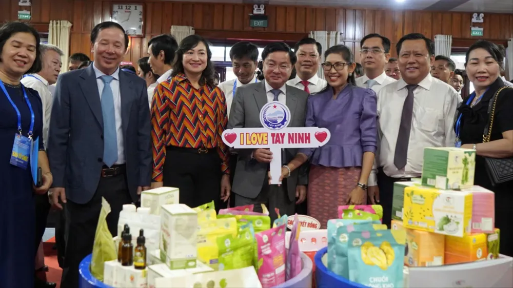 Các đại biểu tham quan các gian hàng trưng bày bên lề hội nghị