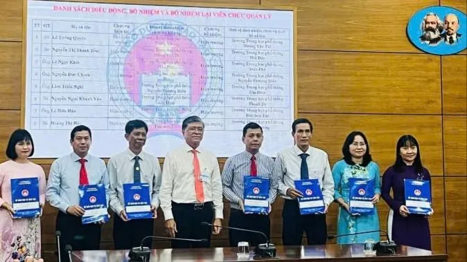 Giám đốc Sở GD-ĐT TPHCM Nguyễn Văn Hiếu (thứ tư, từ trái qua) trao quyết định cán bộ quản lý cho các trường THPT công lập