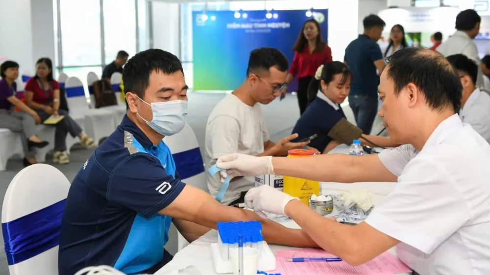 Người tham gia hiến máu trải nghiệm công nghệ thực tế ảo do Abbott triển khai lan tỏa thông điệp hiến máu vì cộng đồng