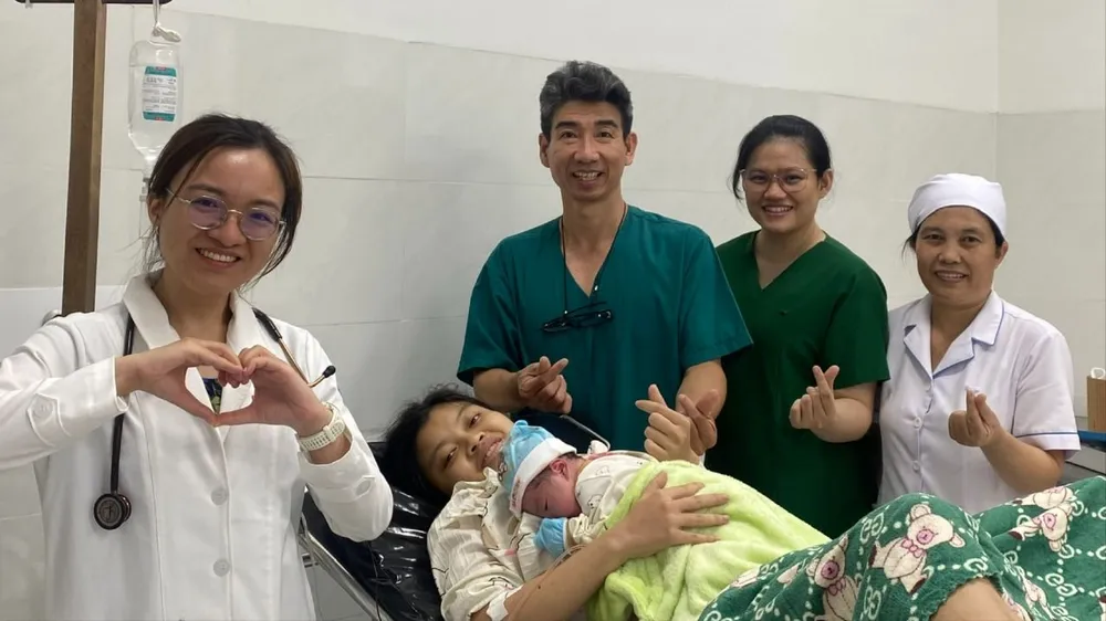 Niềm hạnh phúc của gia đình và các bác sĩ khi "mẹ tròn con vuông"