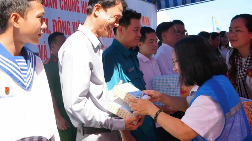 Đồng chí Đinh Thị Thanh Thủy, Phó Trưởng ban Tuyên giáo và Dân vận Thành ủy TPHCM tặng quà cho quân dân đặc khu Thổ Châu