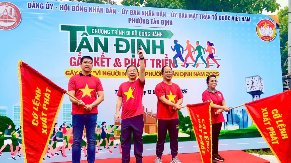 Ông Dương Anh Đức, Trưởng Ban Tuyên giáo và Dân vận Thành ủy TPHCM tham dự chương trình đi bộ đồng hành gây Quỹ “Vì người nghèo”, với chủ đề “Tân Định gắn kết và phát triển”