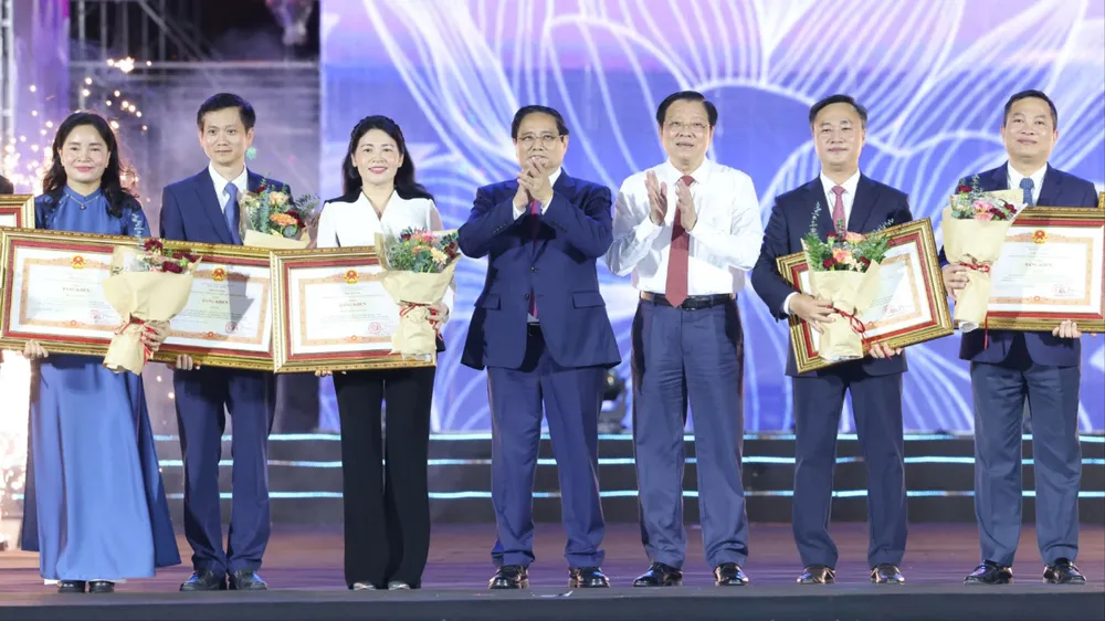 Thủ tướng Phạm Minh Chính tặng Bằng khen cho các tập thể, cá nhân có thành tích xuất sắc trong công tác tổ chức và tham gia triển lãm. Ảnh: QUANG PHÚC