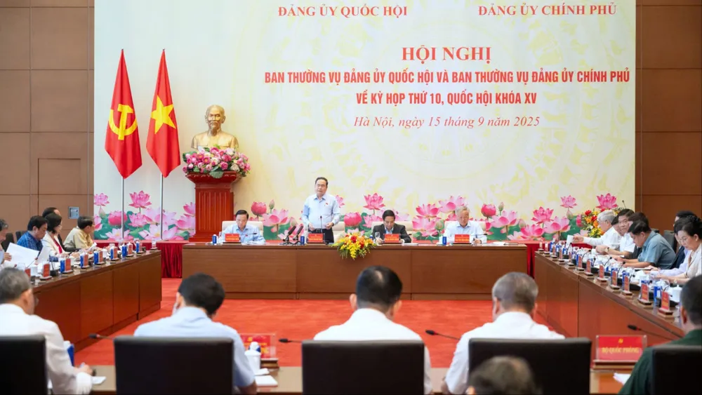Hội nghị giữa Ban Thường vụ Đảng ủy Quốc hội và Ban Thường vụ Đảng ủy Chính phủ chuẩn bị kỳ họp thứ 10, Quốc hội khóa XV. Ảnh: VIẾT CHUNG