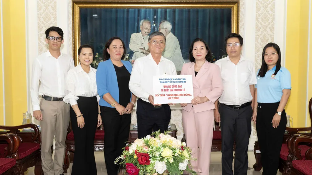 Phó Chủ tịch Thường trực Ủy ban MTTQ Việt Nam TPHCM Trương Thị Bích Hạnh tiếp nhận 3 tỷ đồng từ Giám đốc Sở GD-ĐT TPHCM Nguyễn Văn Hiếu