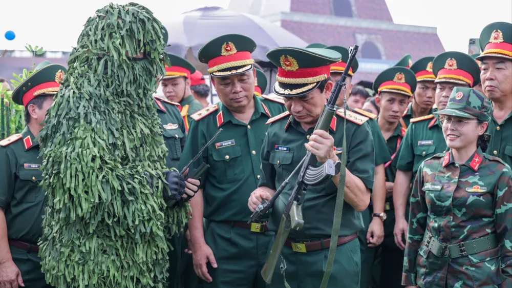 Bộ trưởng Bộ Quốc phòng Phan Văn Giang kiểm tra khu trưng bày ngoài trời tại Triển lãm Thành tựu đất nước