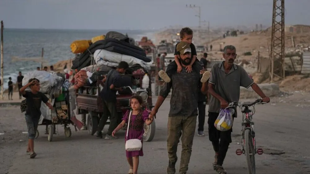 Người dân Palestine di tản khỏi miền bắc Gaza dọc theo con đường ven biển về phía Nam ngày 16-9. Ảnh: AP