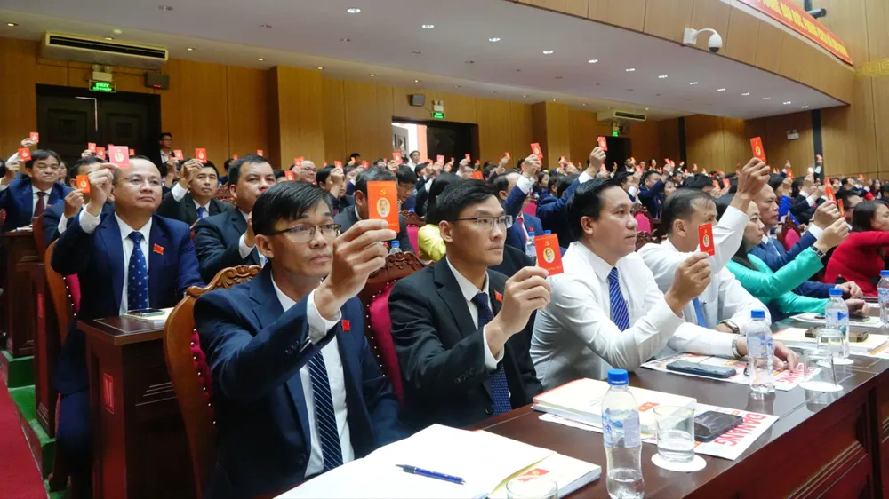 Các đại biểu biểu quyết thông qua nghị quyết đại hội. Ảnh: XUÂN QUỲNH