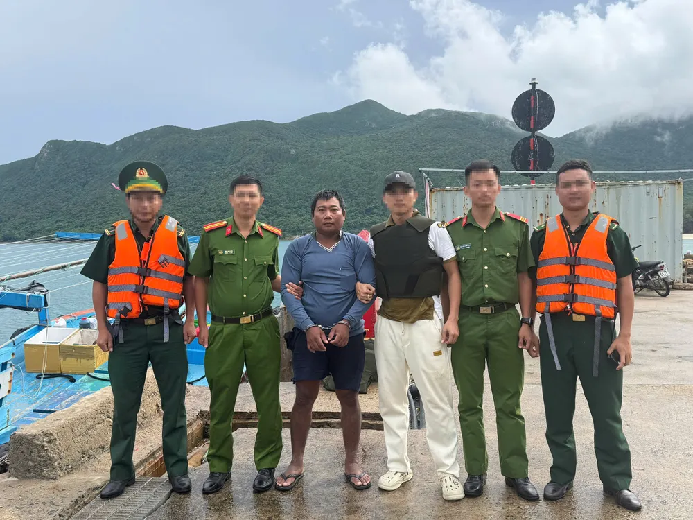 Lực lượng chức năng bàn giao đối tượng Trần Văn Phúc cho Cơ quan Cảnh sát điều tra Công an tỉnh Gia Lai theo quy định..jpg