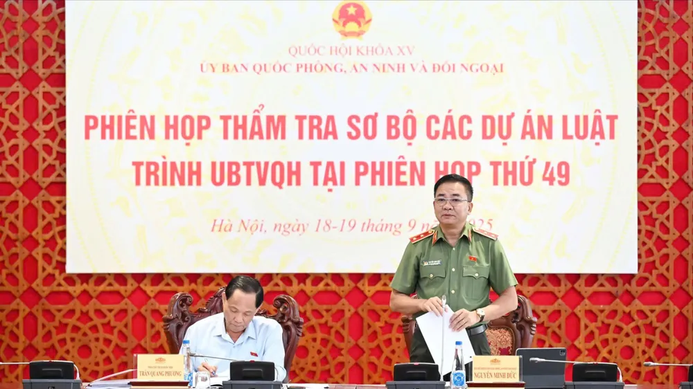 Phó Chủ nhiệm Ủy ban Quốc phòng, An ninh và Đối ngoại, Trung tướng Nguyễn Minh Đức phát biểu khai mạc phiên họp