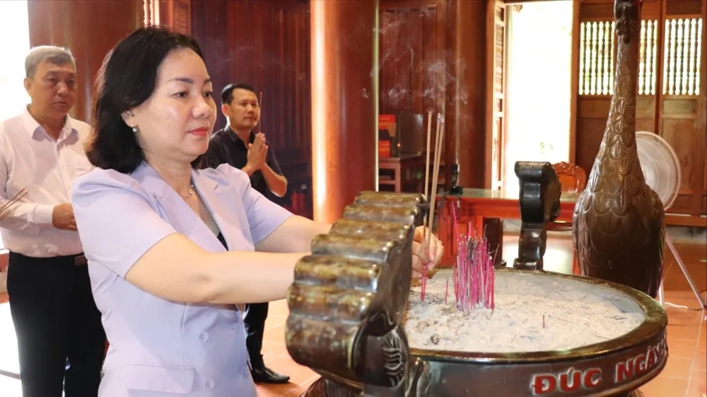 Phó Chủ tịch Thường trực Ủy ban MTTQ Việt Nam TPHCM Trương Thị Bích Hạnh dâng hương tưởng nhớ Chủ tịch Hồ Chí Minh tại Khu Di tích quốc gia đặc biệt Kim Liên