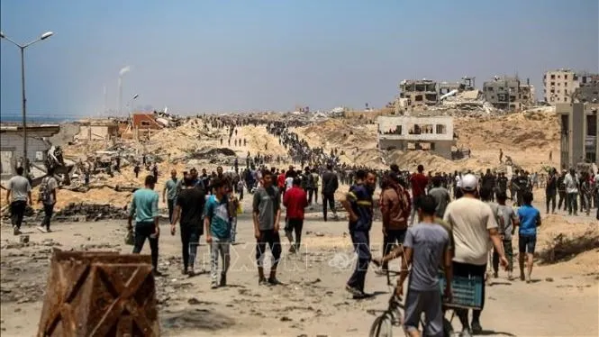 Người dân Palestine tại khu vực Sudaniya, phía Bắc thành phố Gaza, ngày 12-6-2025. Ảnh: TTXVN