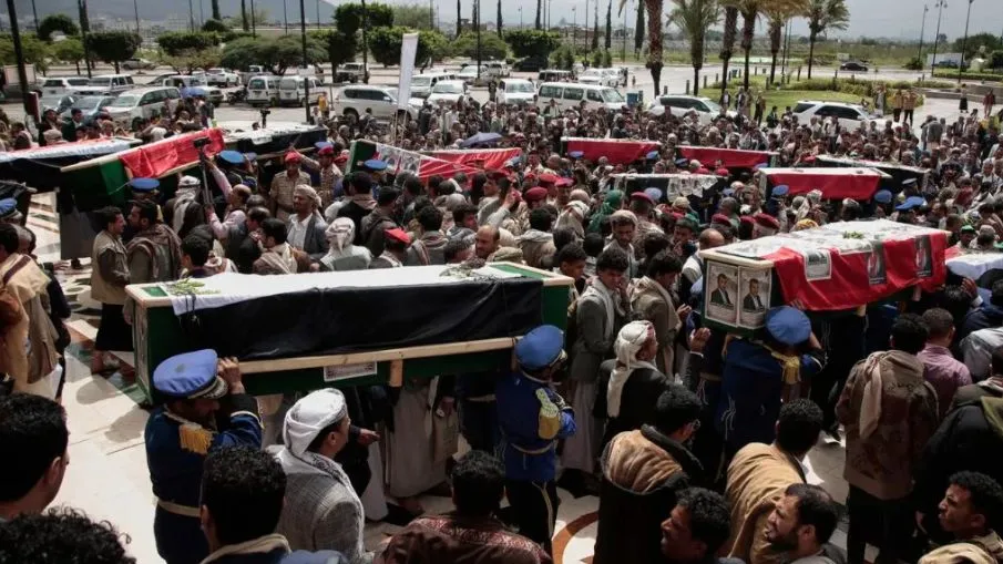 Người dân Yemen khiêng quan tài 31 nhà báo thiệt mạng trong lễ tang tại Sana’a ngày 16-9-2025. (Ảnh: AP)