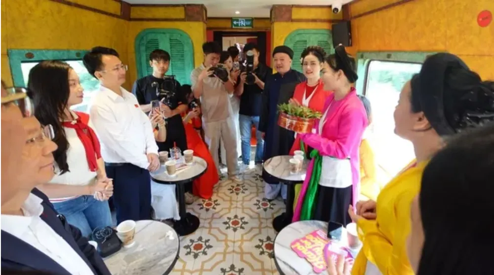 Hát quan họ trên tàu "Hà Nội 5 cửa ô"