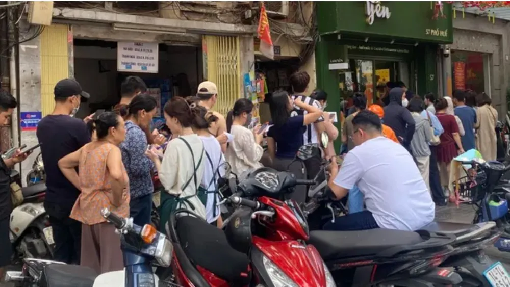 Người dân xếp hàng chờ mua bánh tại Phố Huế (Hà Nội)